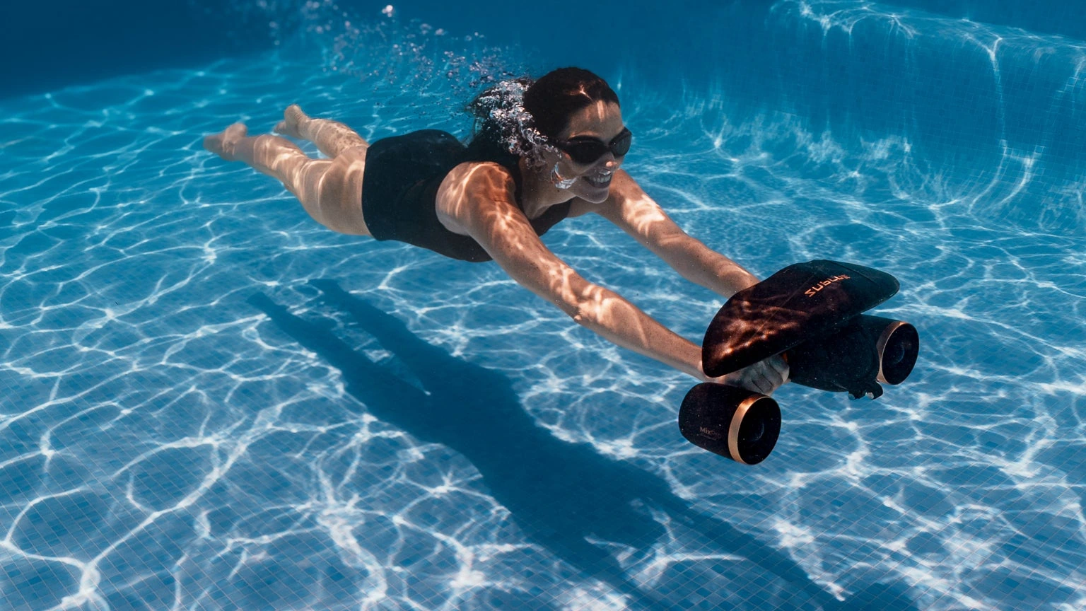 Swimmer using a black SUBLUE MixPro in a pool