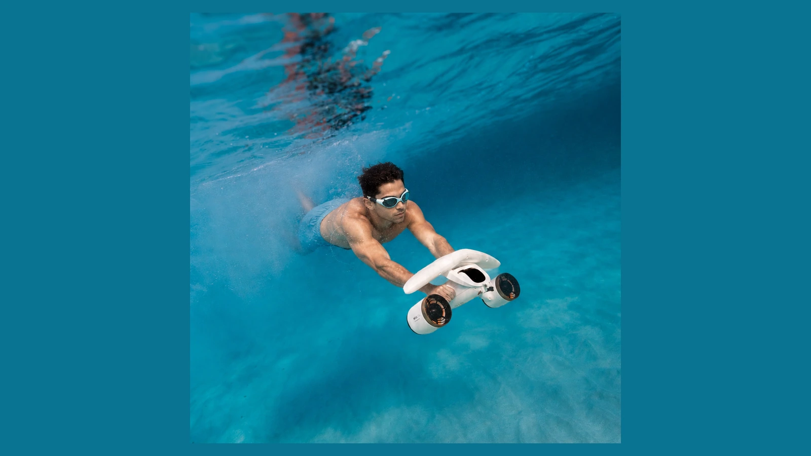 Swimmer holding a white SUBLUE MixPro underwater
